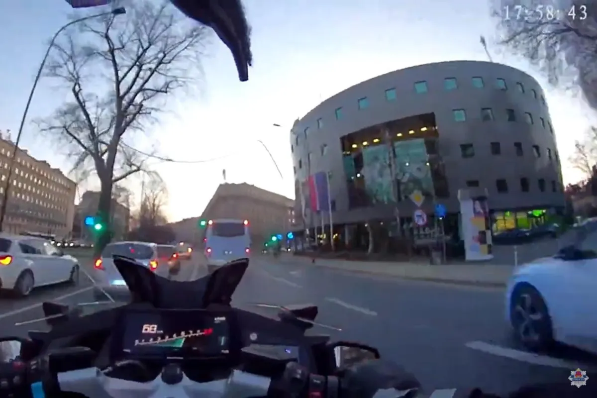 Pościg jak z filmu akcji na ulicach Krakowa. Motocyklista "zdobył" 222 punkty karne. WIDEO
